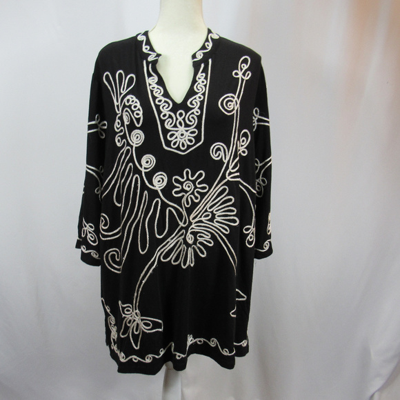 Maggie Barnes Tops - Maggie Barnes Black White Floral Tunic Top Blouse
